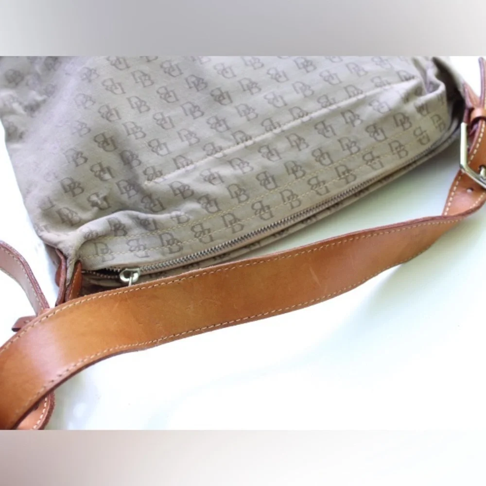 Dooney & Bourke logo hobo bag